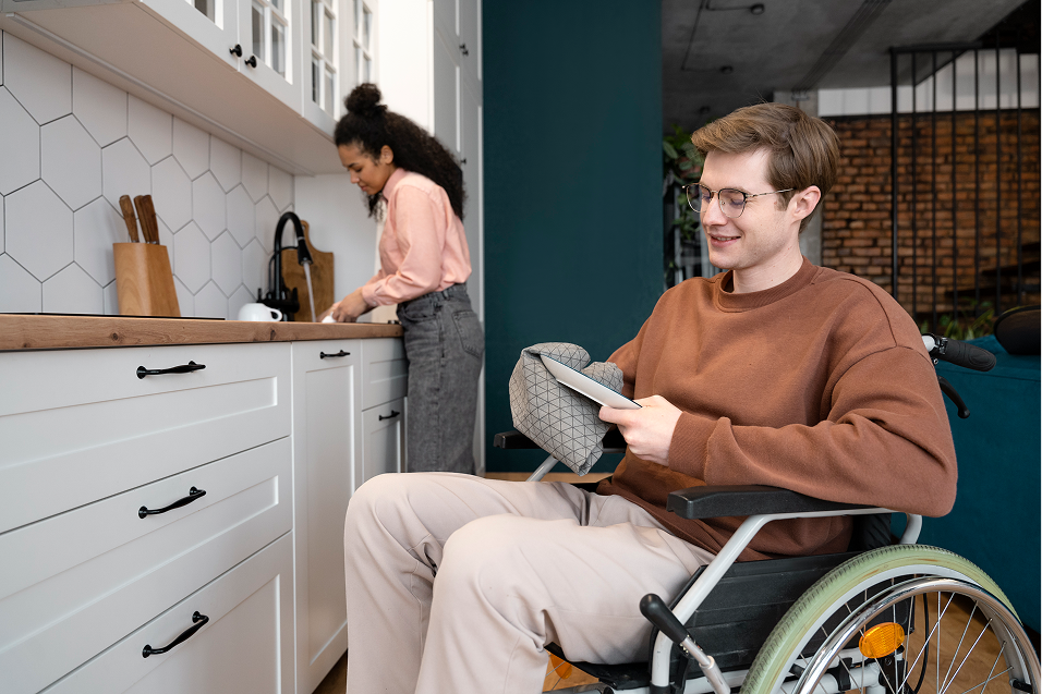 Personne qui aide à laver la vaisselle