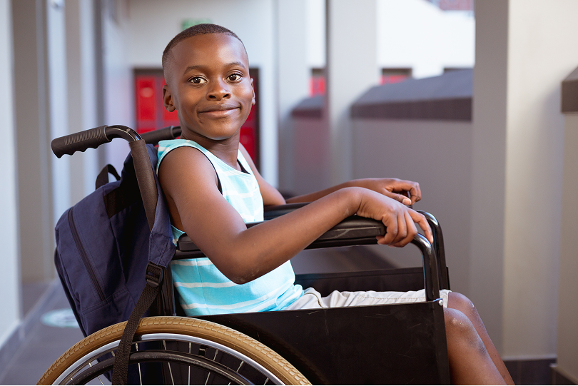 Un enfant sur une chaise roulante